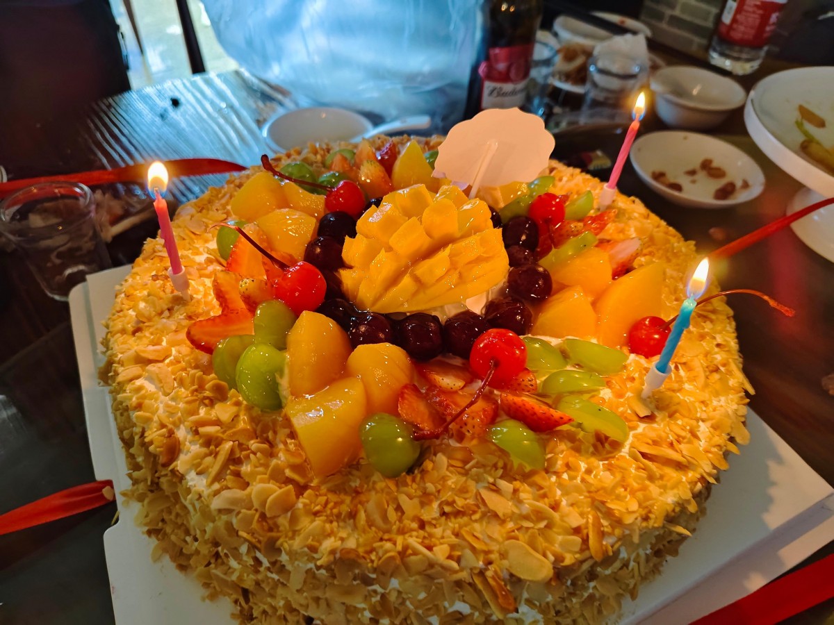 Company Hosts Monthly Birthday Celebration, Employees Gather to Celebrate Together